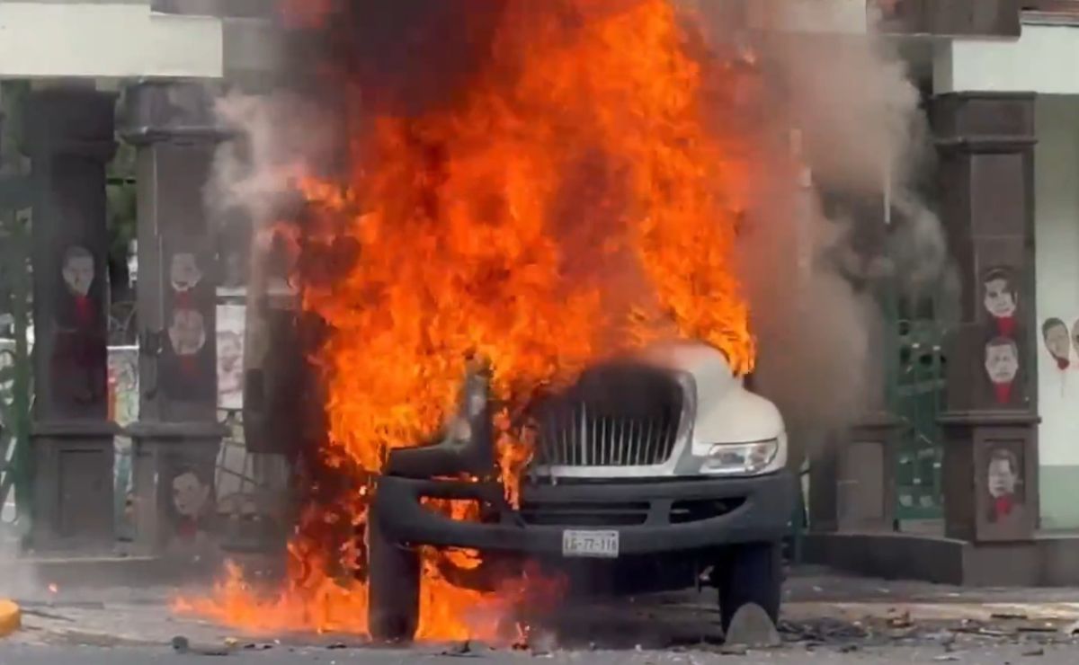 Video: Normalistas de Ayotzinapa vandalizan el Campo Militar 1 A; incendian camión y lanzan petardos