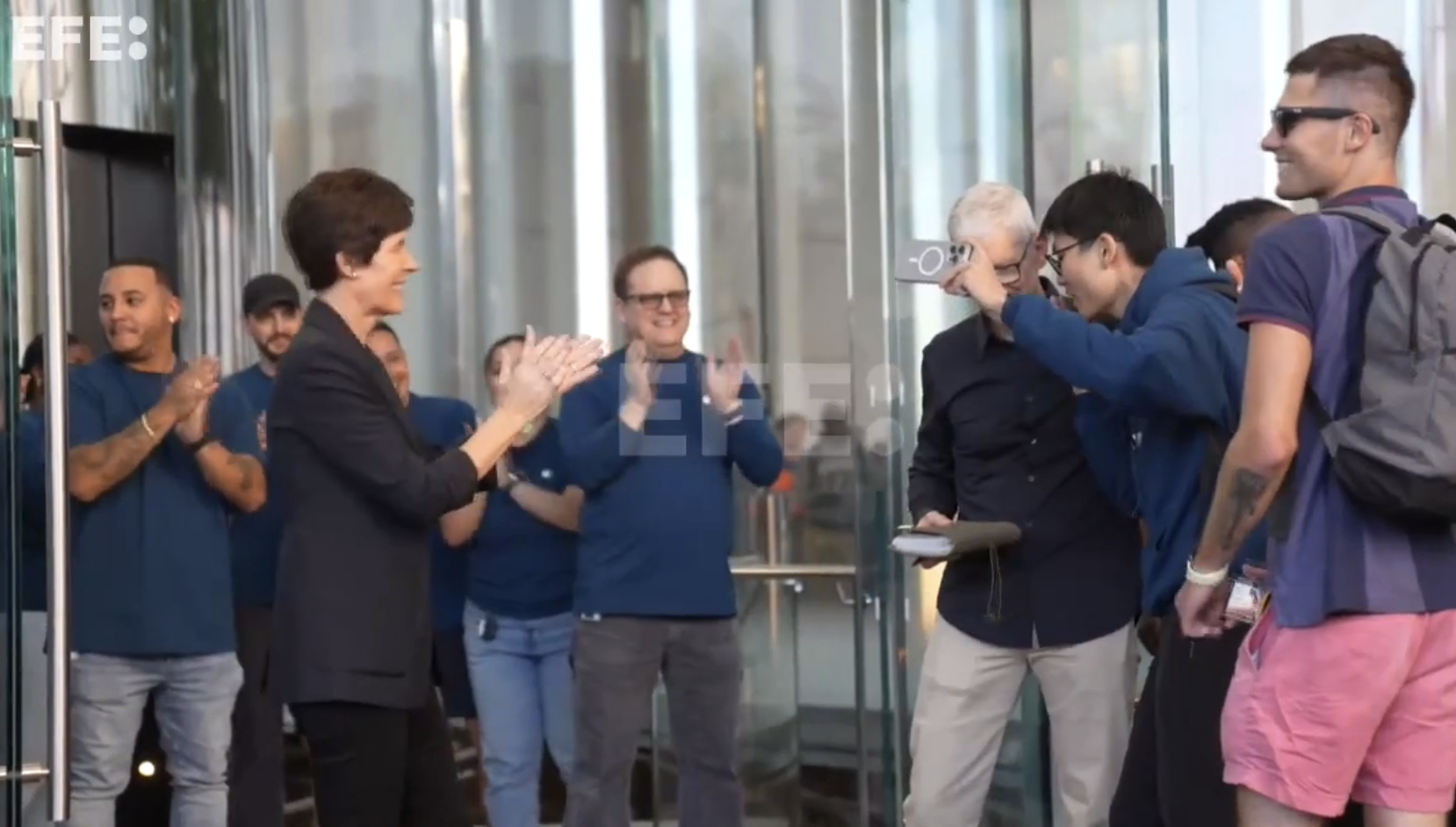 Tim Cook inaugura en Nueva York el primer día de venta de los nuevos iPhone 17