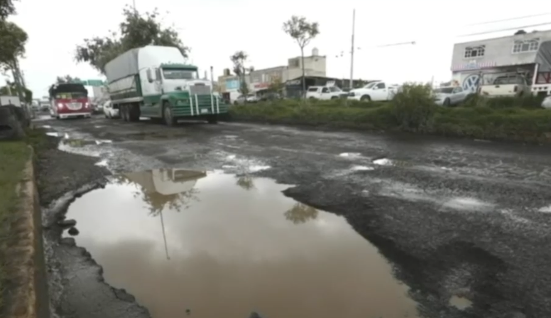 Los baches y la incapacidad del director de Caminos del Estado de México, Mario Ariel Juárez Rodríguez