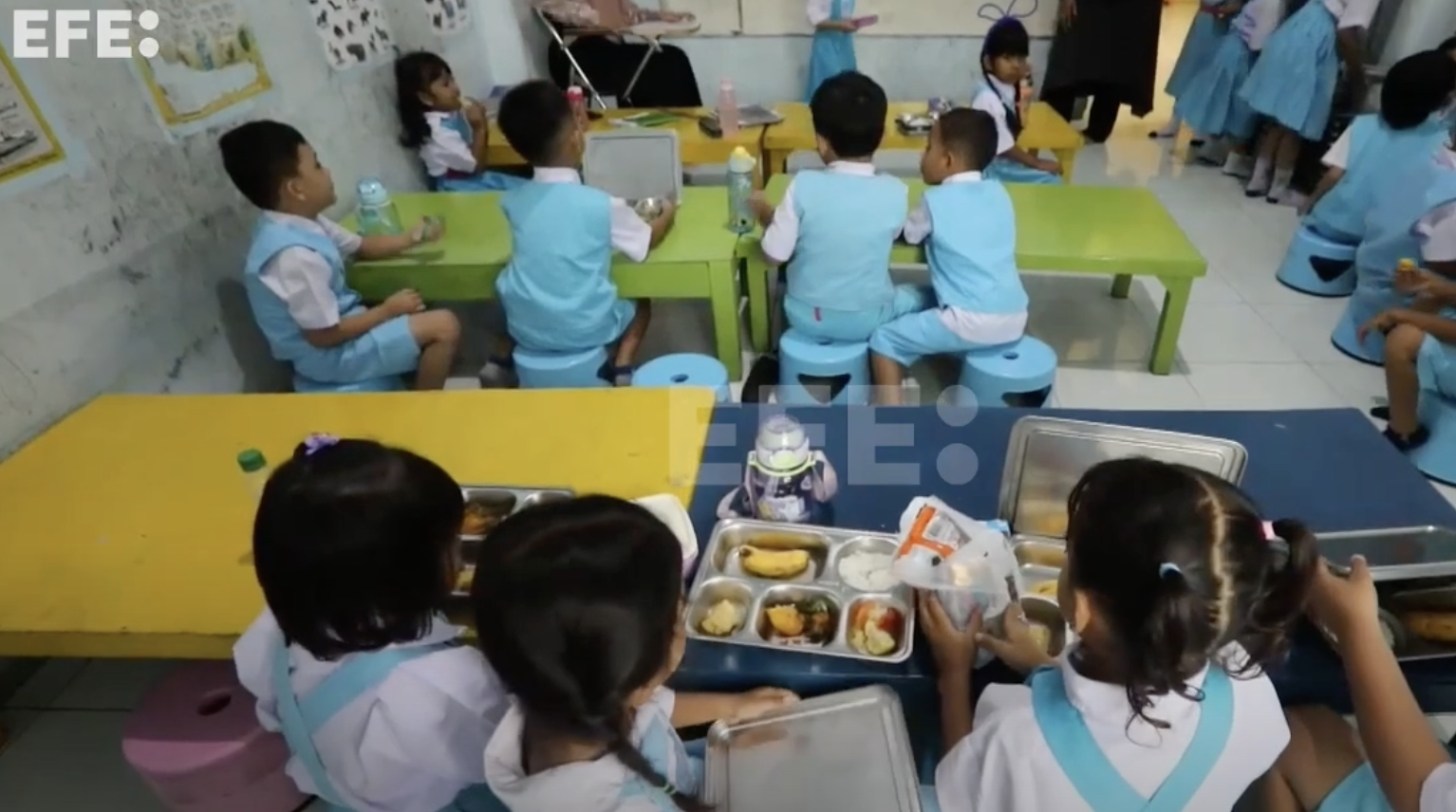 Indonesia mantendrá el programa escolar de comida gratuita pese a intoxicación masiva