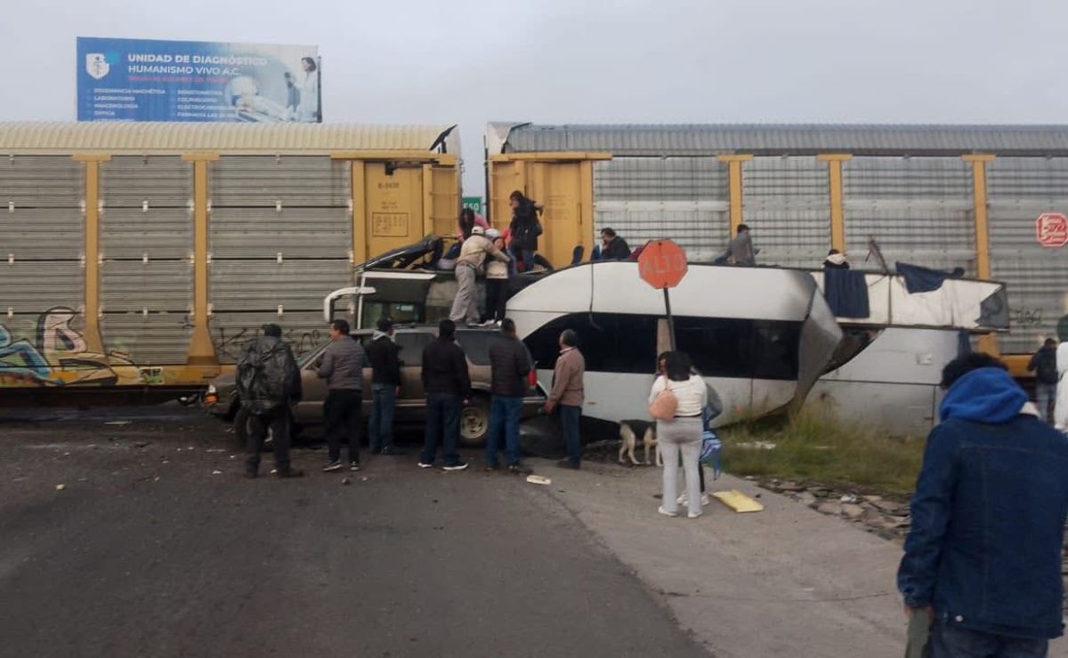 Ocho muertos y 45 heridos en choque de ferrocarril contra autobús en Edomex
