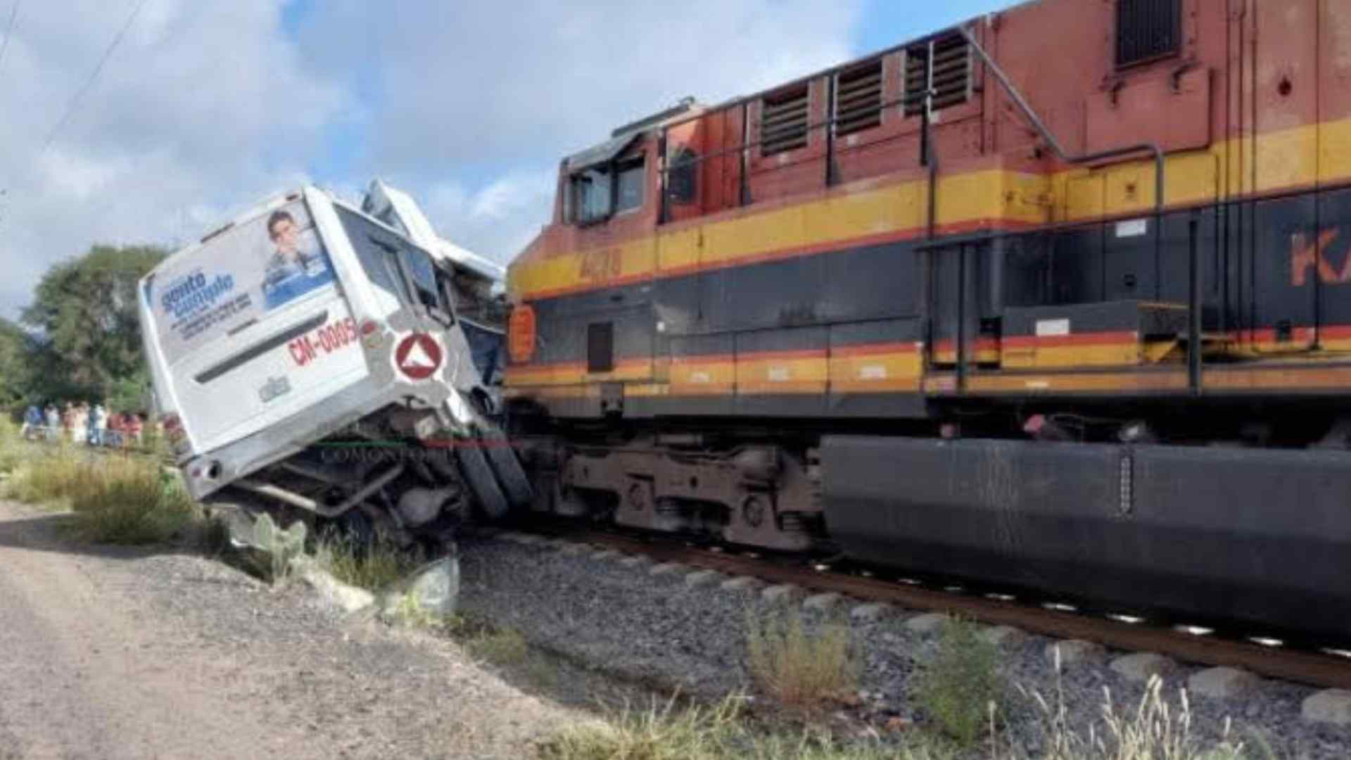 Choque entre tren y autobús de pasajeros deja seis muertos en Guanajuato