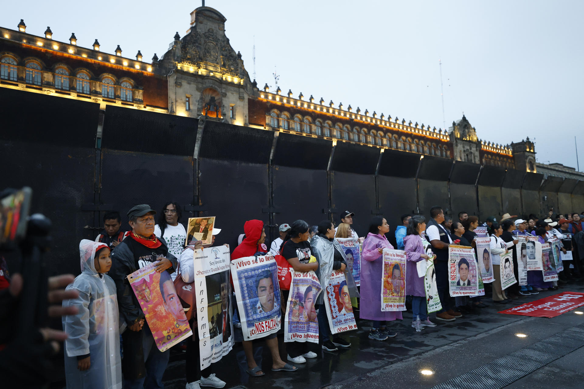 Marchan en CDMX por los 11 años del caso Ayotzinapa