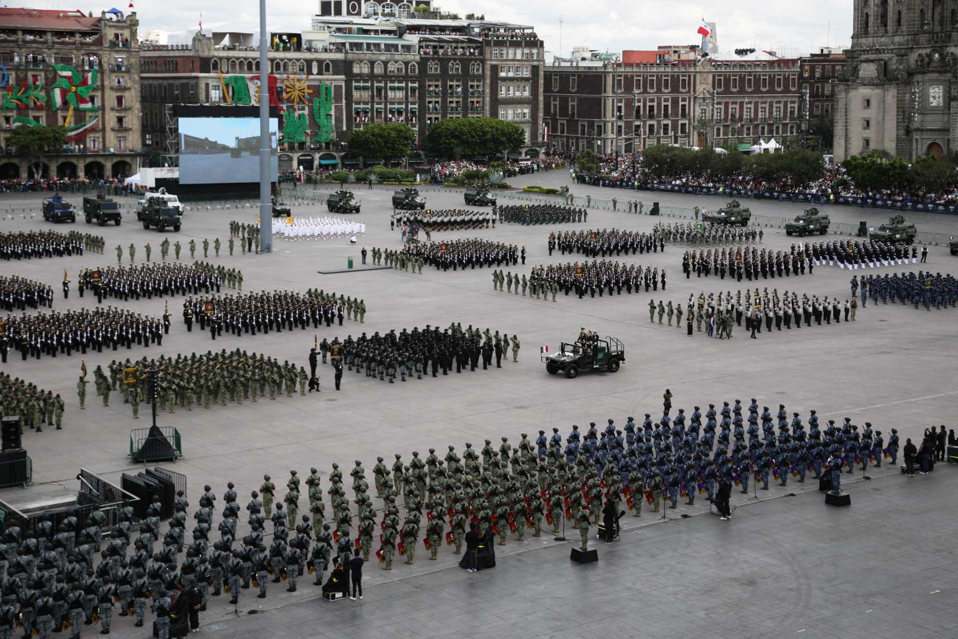 Desfile cívico militar por el 216 Aniversario de la Independencia de México
