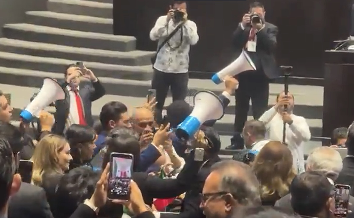 Diputados del PRI interrumpen sesión en San Lázaro con megáfonos y pancartas