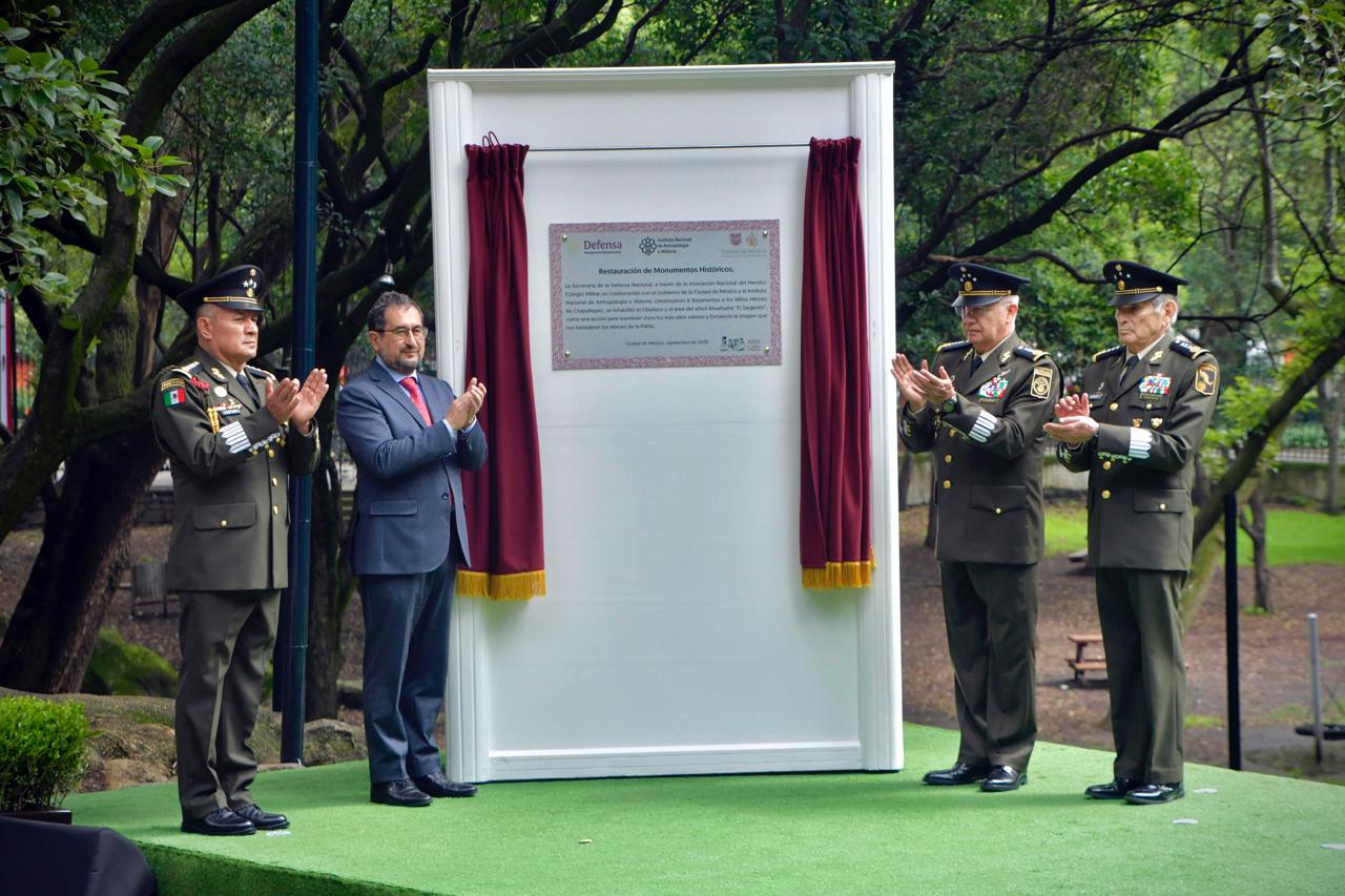 Encabeza Defensa ceremonia de restauración de monumentos históricos en Chapultepec