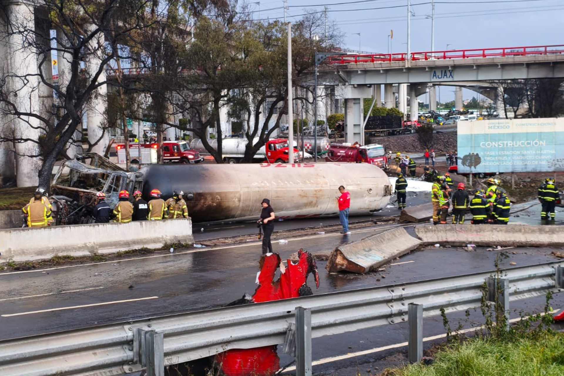 Van ocho muertos por explosión de pipa en Puente de la Concordia, CDMX