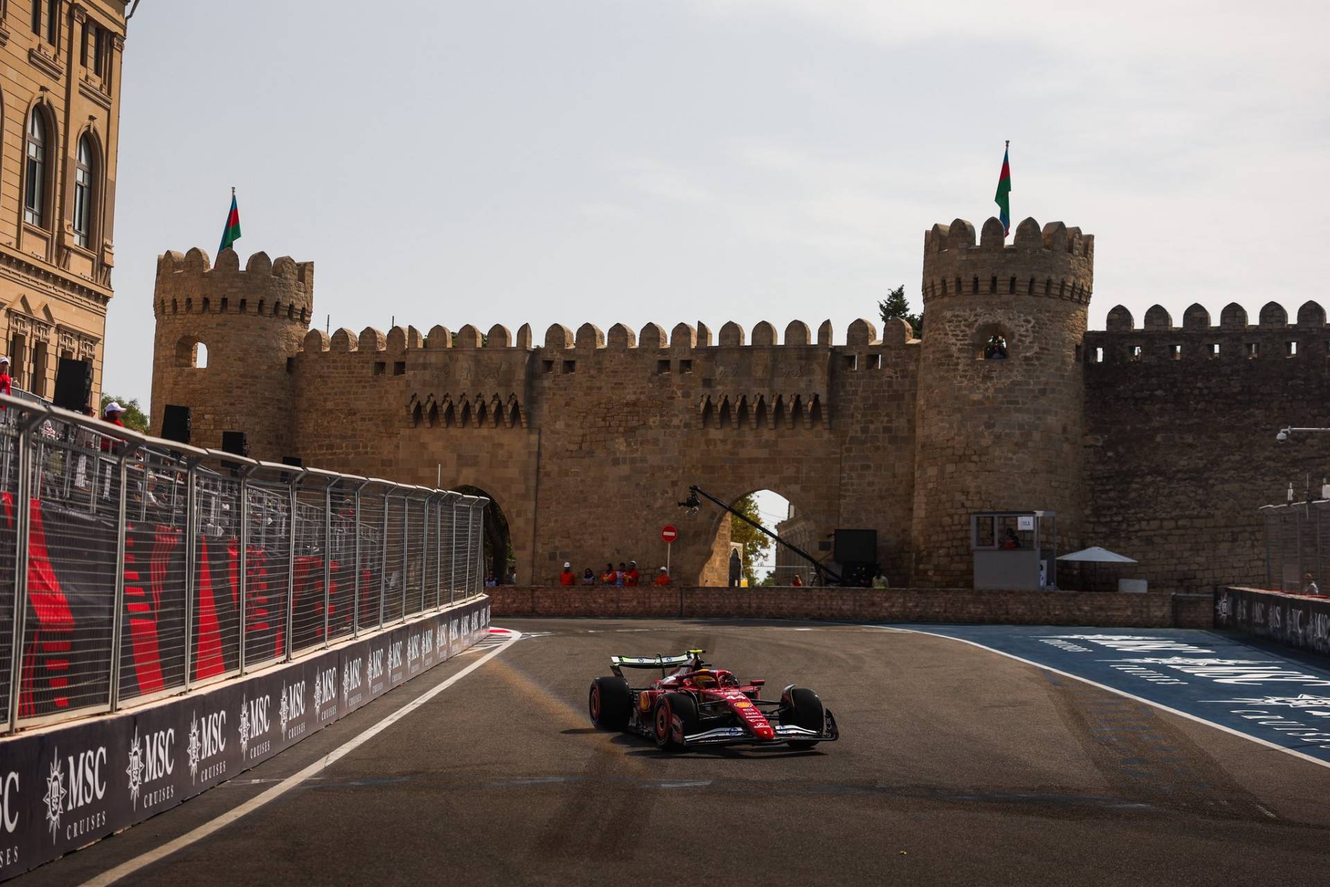 F1: Hamilton lidera y Ferrari roba el protagonismo en los libres del GP de Azerbaiyán