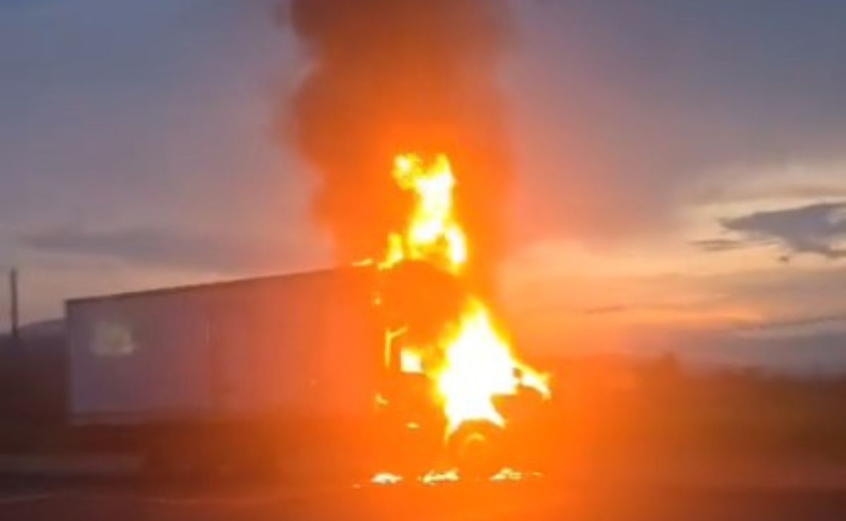 Video: Queman camión en Michoacán para exigir la búsqueda de tres jóvenes desaparecidos Video: Queman camión en Michoacán para exigir la búsqueda de tres jóvenes desaparecidos