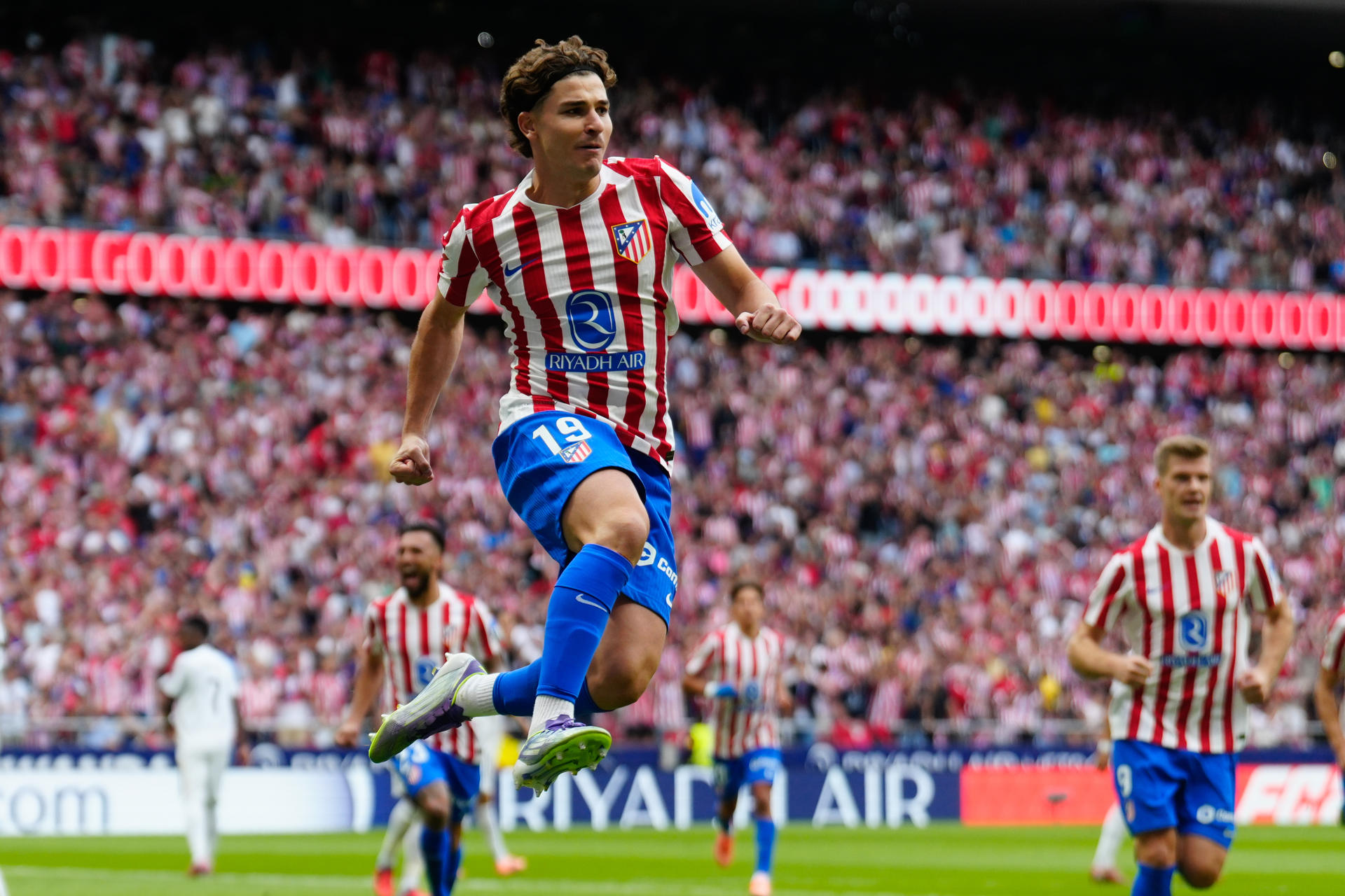 Atlético arrolla al Real Madrid en un derbi histórico Atlético arrolla al Real Madrid en un derbi histórico