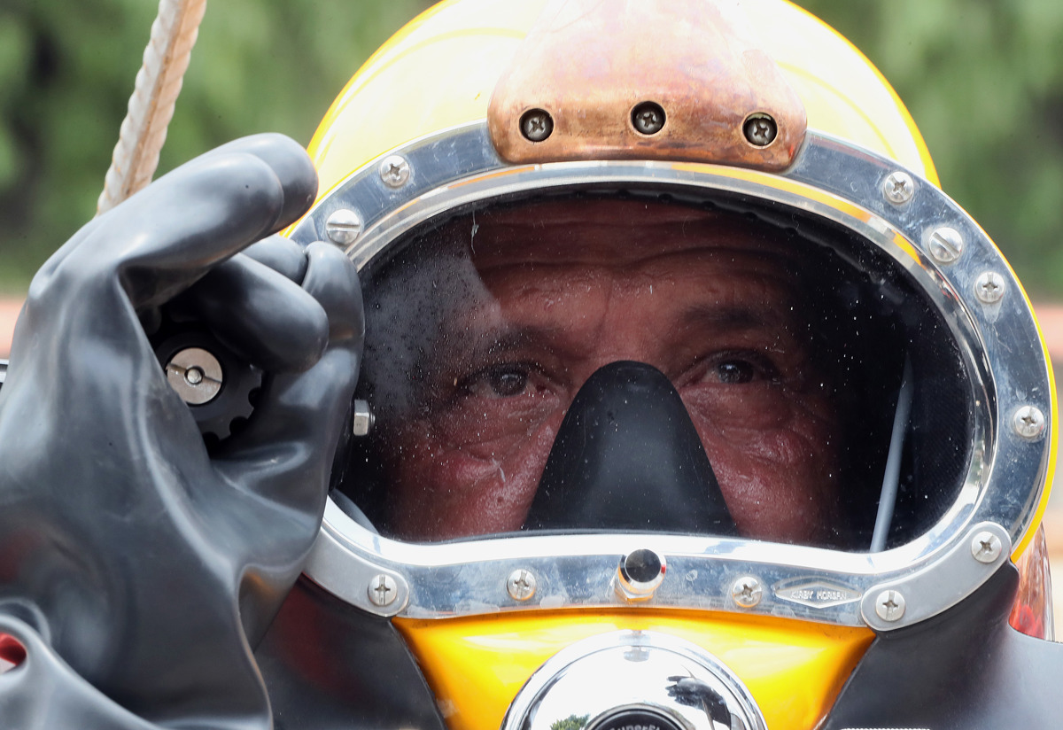 Julio César, el buzo de aguas negras que combate las inundaciones en la CDMX