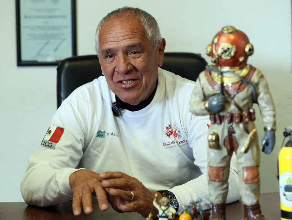 Julio César, el buzo de aguas negras que combate las inundaciones en la CDMX - julio-cesar-el-buzo-de-aguas-negras-que-combate-las-inundaciones-en-la-cdmx-3-1024x771