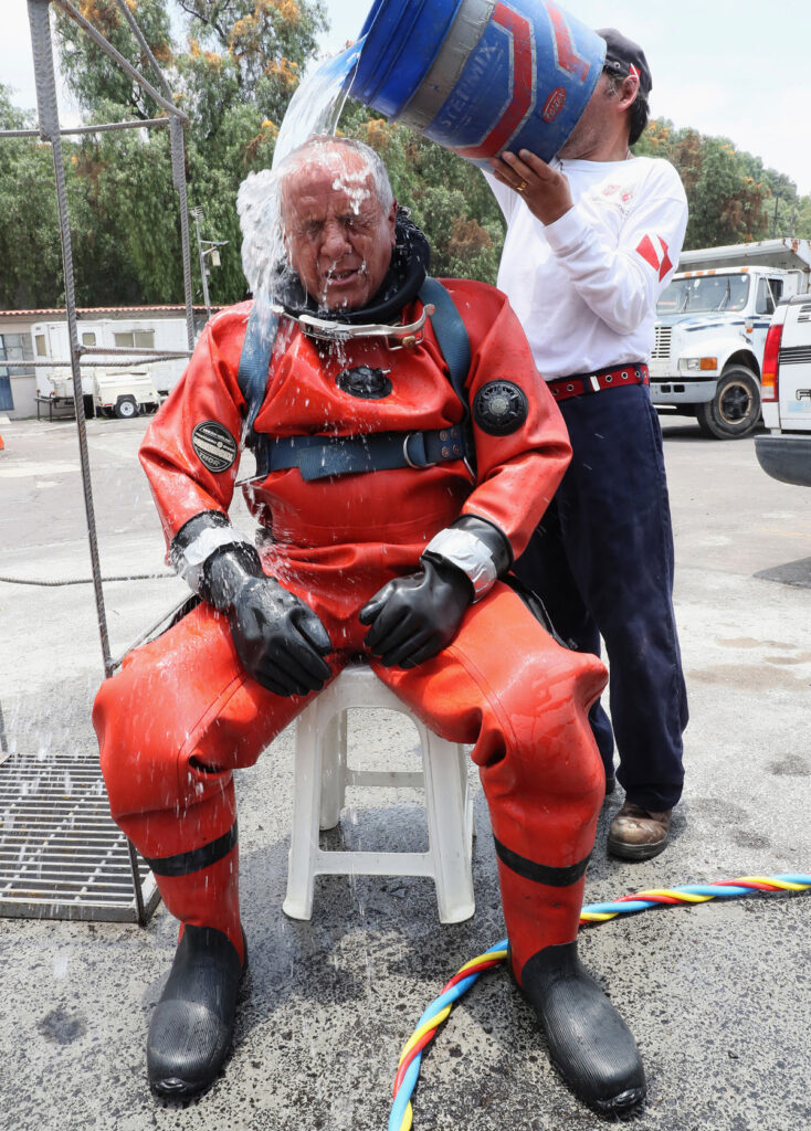 Julio César, el buzo de aguas negras que combate las inundaciones en la CDMX - julio-cesar-el-buzo-de-aguas-negras-que-combate-las-inundaciones-en-la-cdmx-734x1024