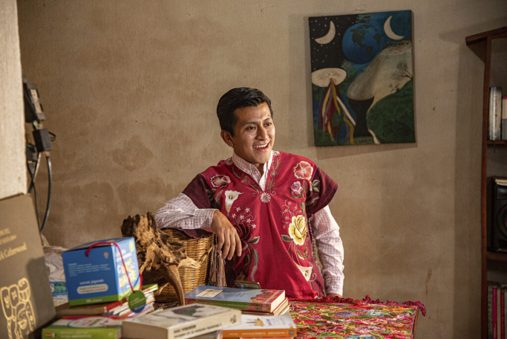 Maestro indígena enseña la lengua totzil a ChatGPT - maestro-indigena-ensena-la-lengua-totzil-a-chatgpt-2-1024x684