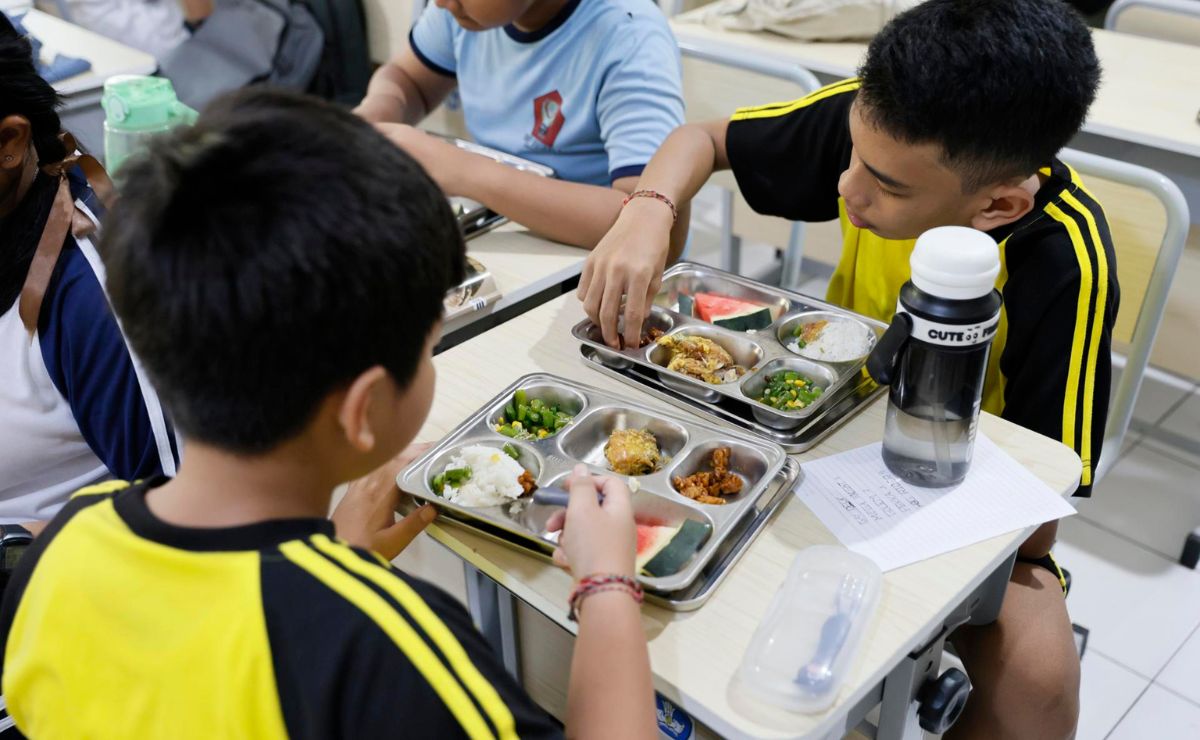 Cerca de 6 mil niños intoxicados en Indonesia en un programa escolar de comida gratuita Cerca de 6 mil niños intoxicados en Indonesia en un programa escolar de comida gratuita