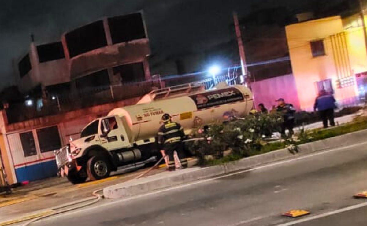 Pipa de Pemex cae en socavón en Iztacalco