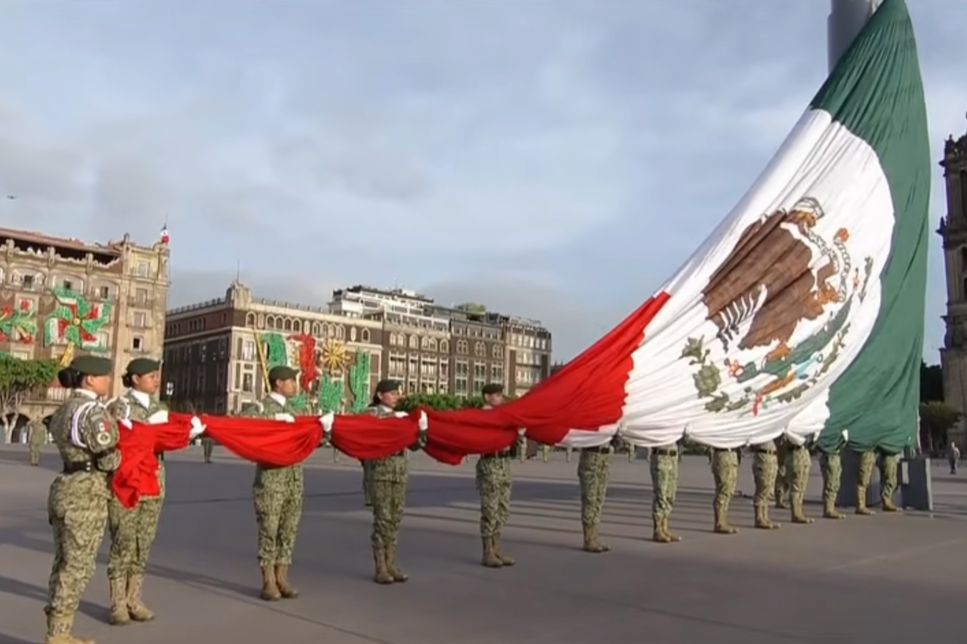 Sheinbaum encabeza izamiento de bandera a media asta por víctimas sismos de 1985 y 2017 Sheinbaum encabeza izamiento de bandera a media asta por víctimas sismos de 1985 y 2017