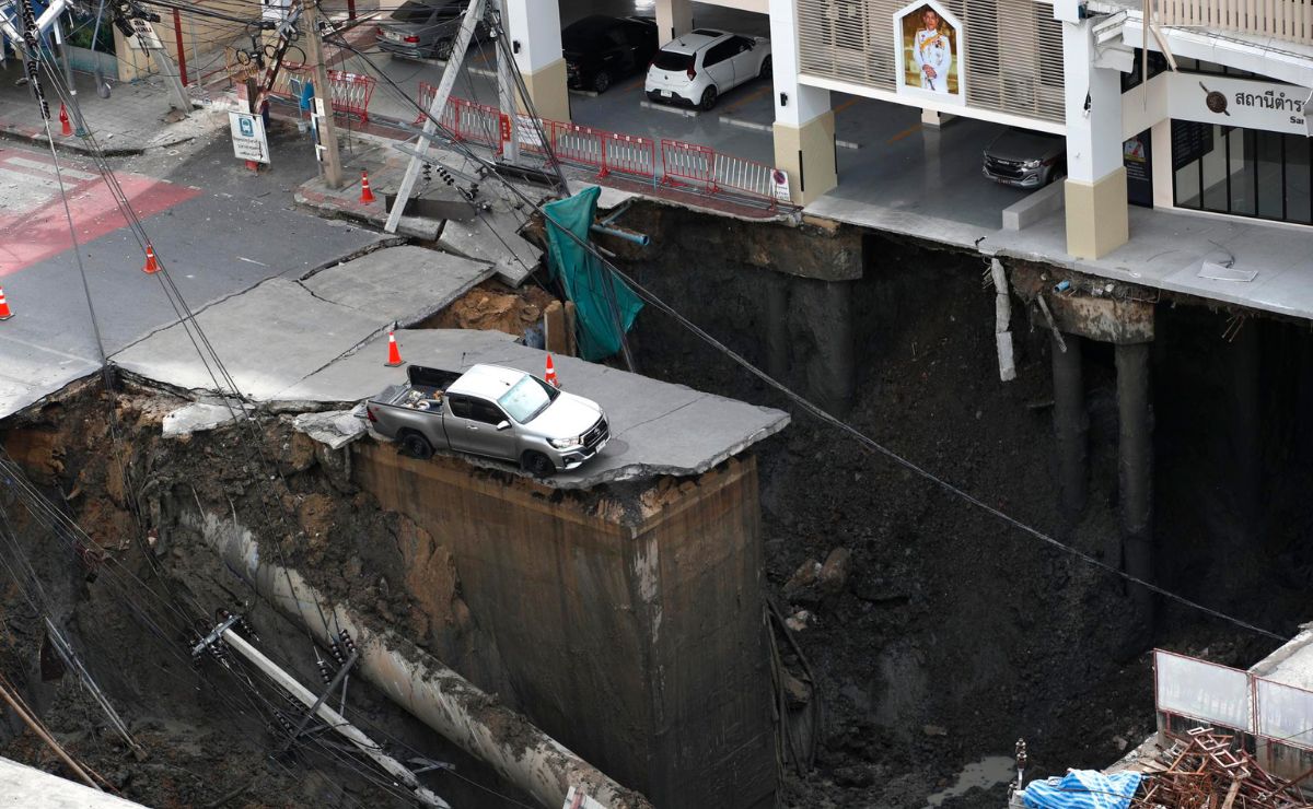 Reparan enorme socavón frente a hospital en Bangkok