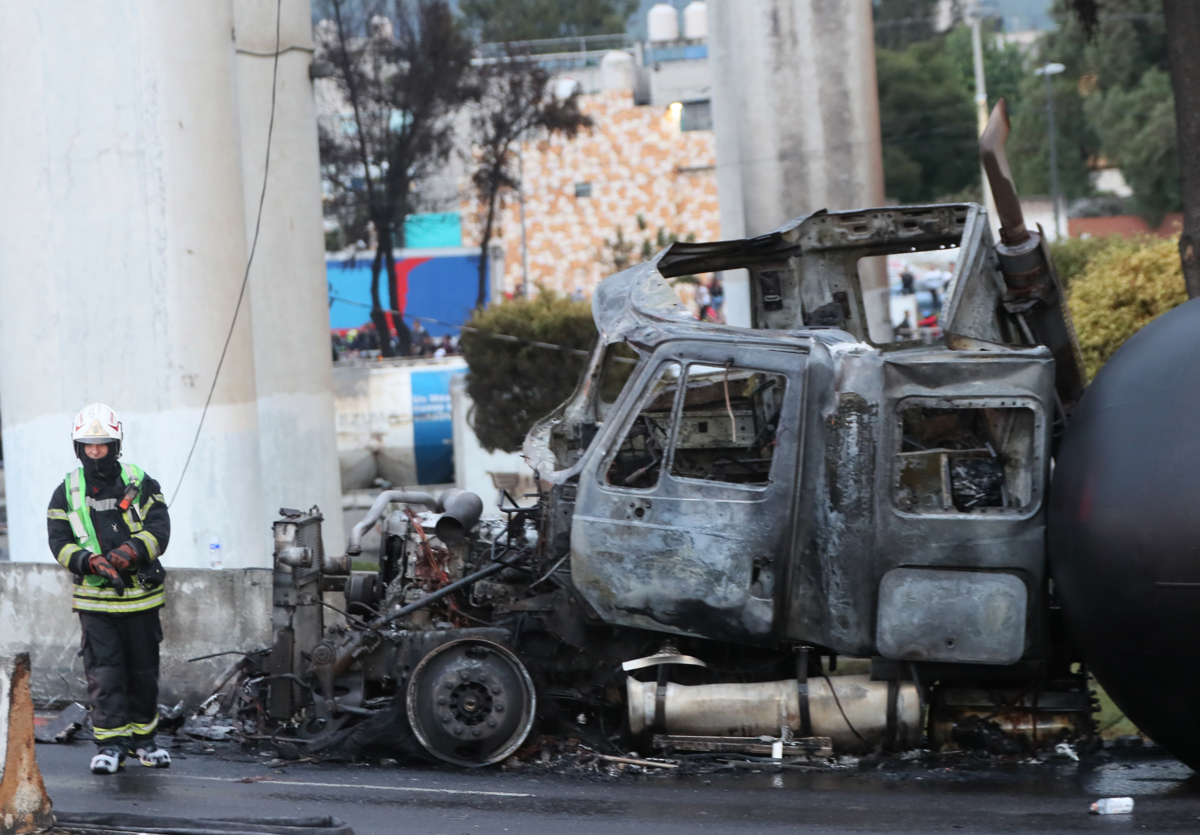 Suman nueve muertos por explosión de pipa en Iztapalapa