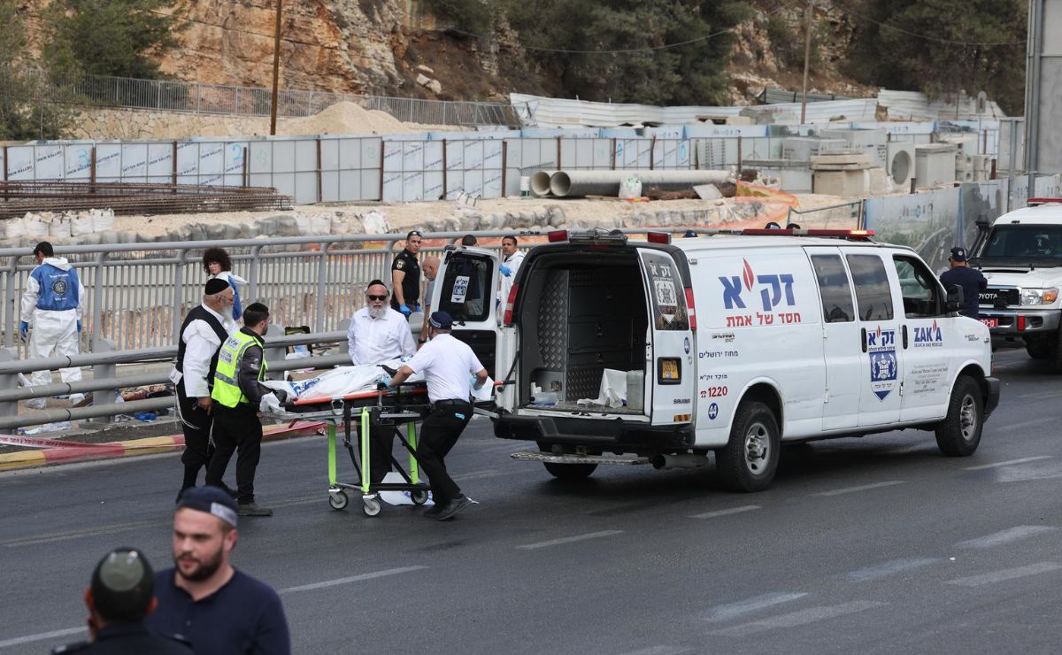 Tiroteo en Jerusalén deja 6 muertos, entre ellos un español - traslado-de-heridos-por-tiroteo-en-jerusalen