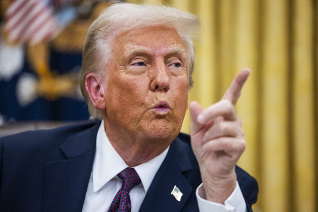 Trump apunta a otro exdirector del FBI acusándolo de infiltrar agentes en asalto Capitolio