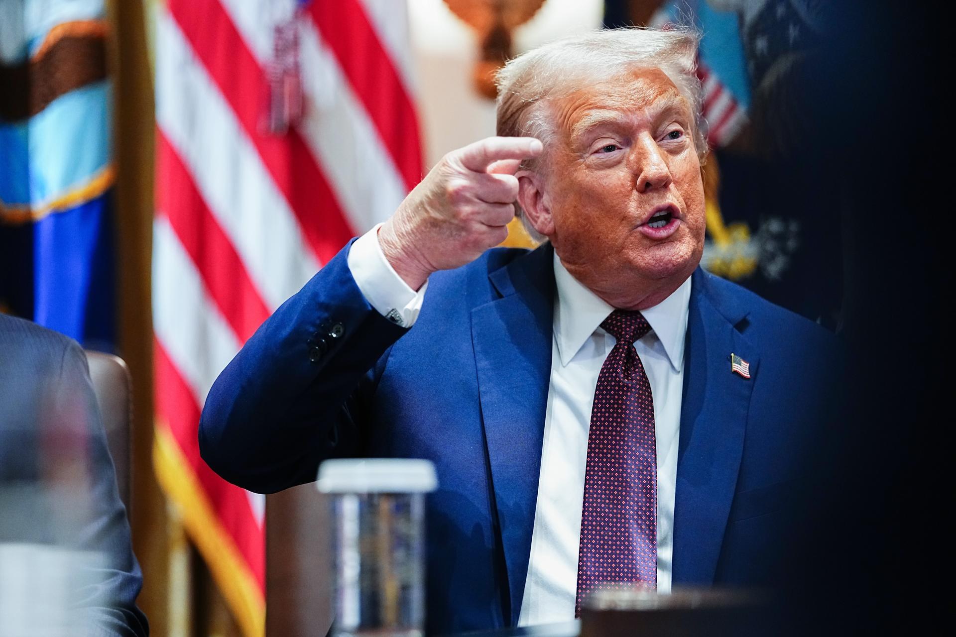 Tribunal de EE.UU. dictamina que Trump no puede usar la Ley de Enemigos Extranjeros en deportaciones