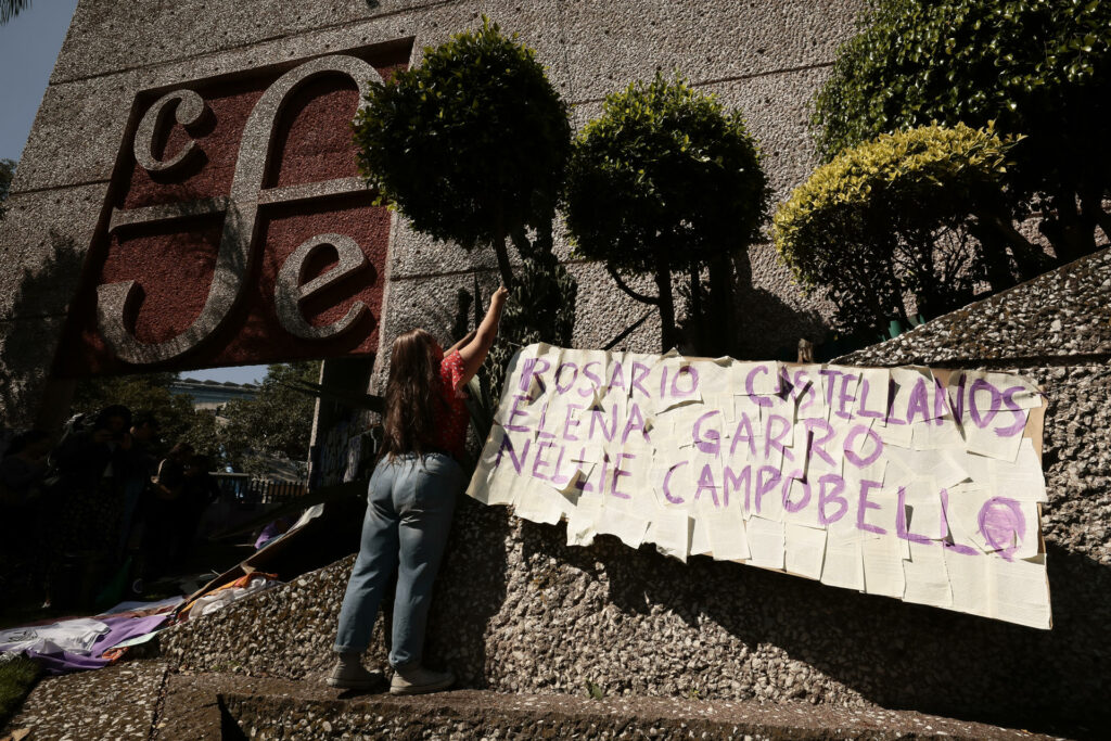 Escritoras y feministas exigen la renuncia de Taibo II con “horribles poemas”