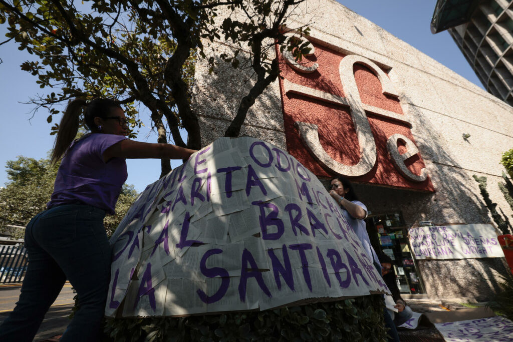 Escritoras y feministas exigen la renuncia de Taibo II con "horribles poemas" - 1c35f2e7a8587c3e15d1f4586f7f9ebc21b508f0w-1024x683