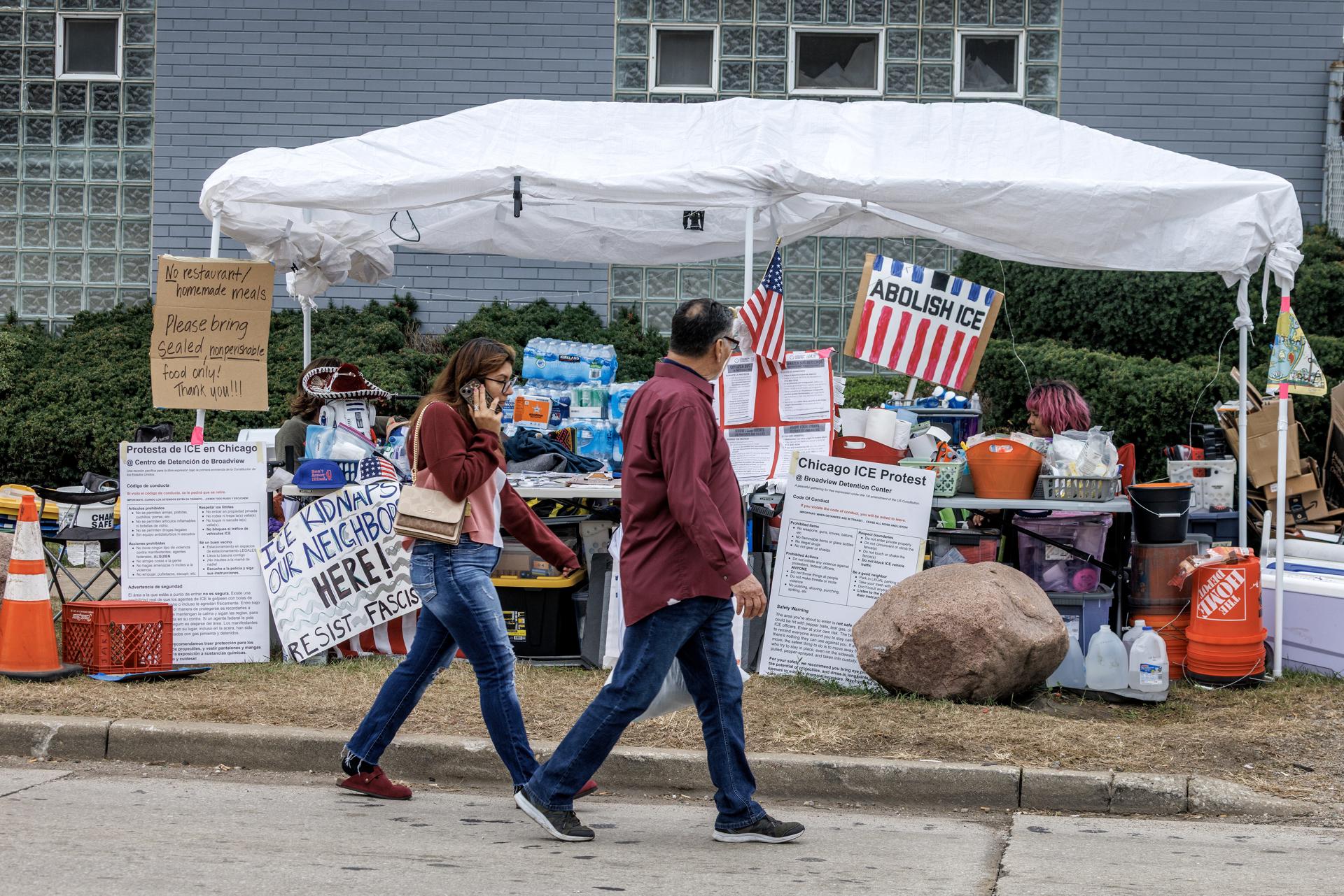 Residentes de Chicago confrontan a agentes federales de EE.UU. tras una persecución y choque