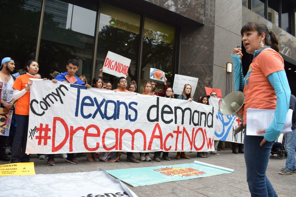 Lanzan campaña de recaudación para fondo de ayuda legal a migrantes detenidos en EE.UU.
