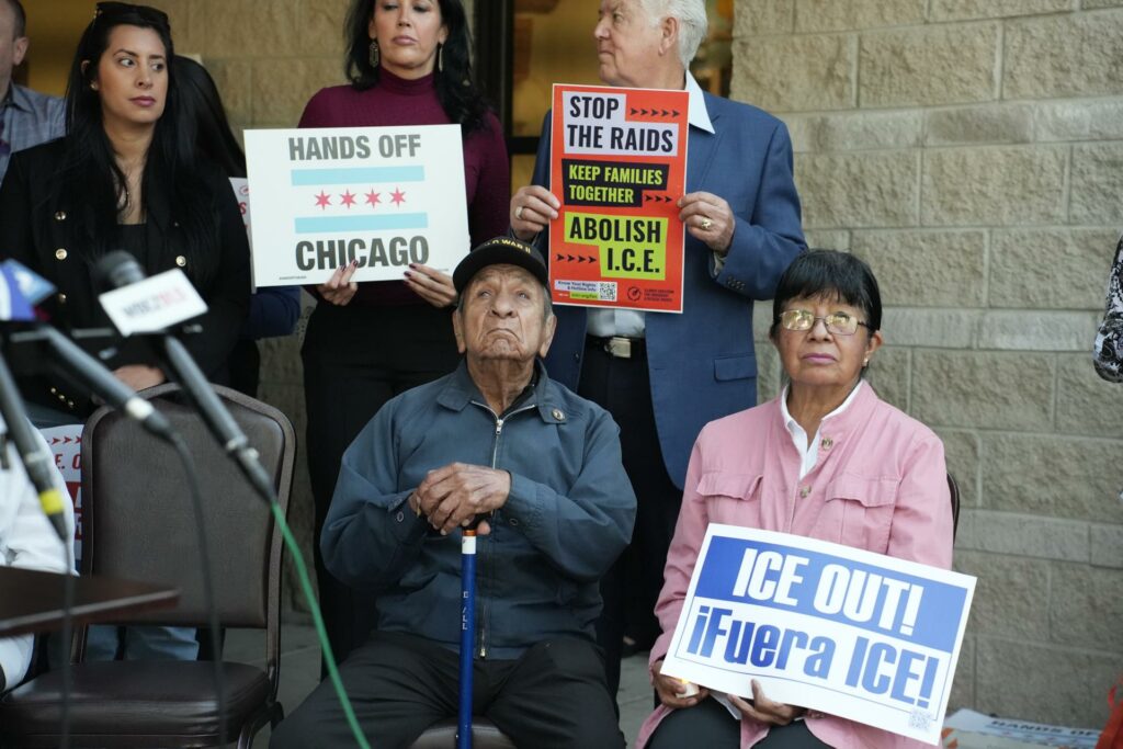 Las tácticas de ICE que atemorizan los suburbios de Chicago: helicópteros y botes de humo - 2cd3126a0d4d0b183d1c6693c4fd0f5ddec471a0w-1024x683