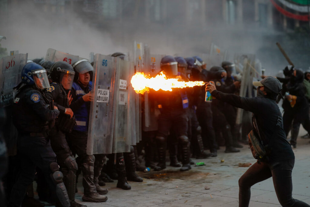 Marcha por el 2 de octubre: Caos en el Zócalo de la CDMX por enfrentamientos - 373247e233f5a1d8a486f216fc2eadfb916757eew-1024x683