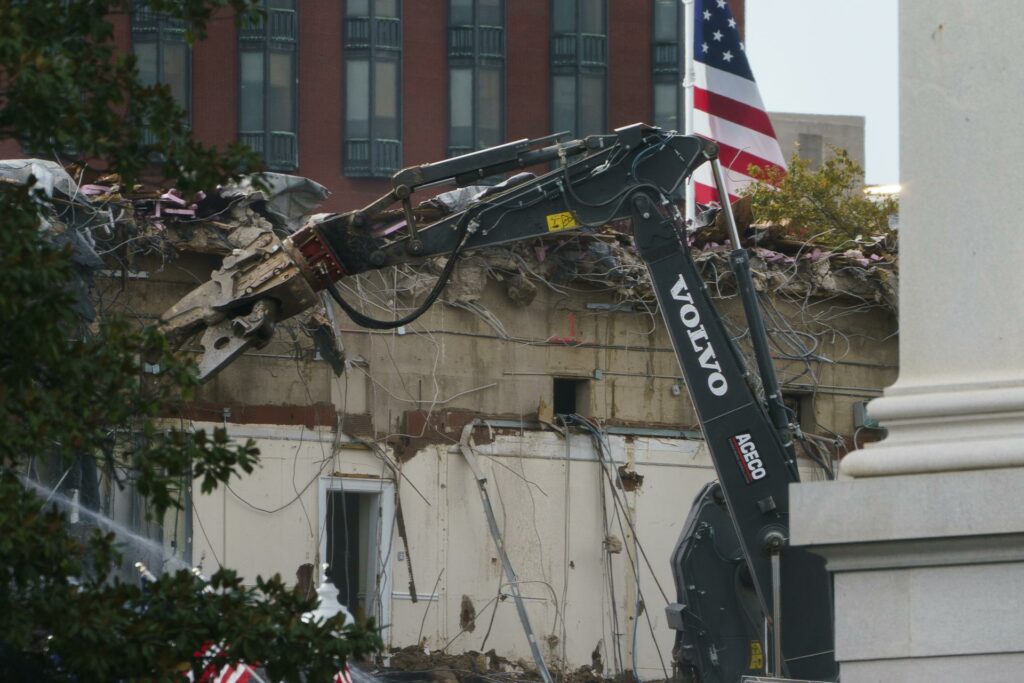 Amazon, Apple y diversos magnates están entre patrocinadores del salón de baile de Trump