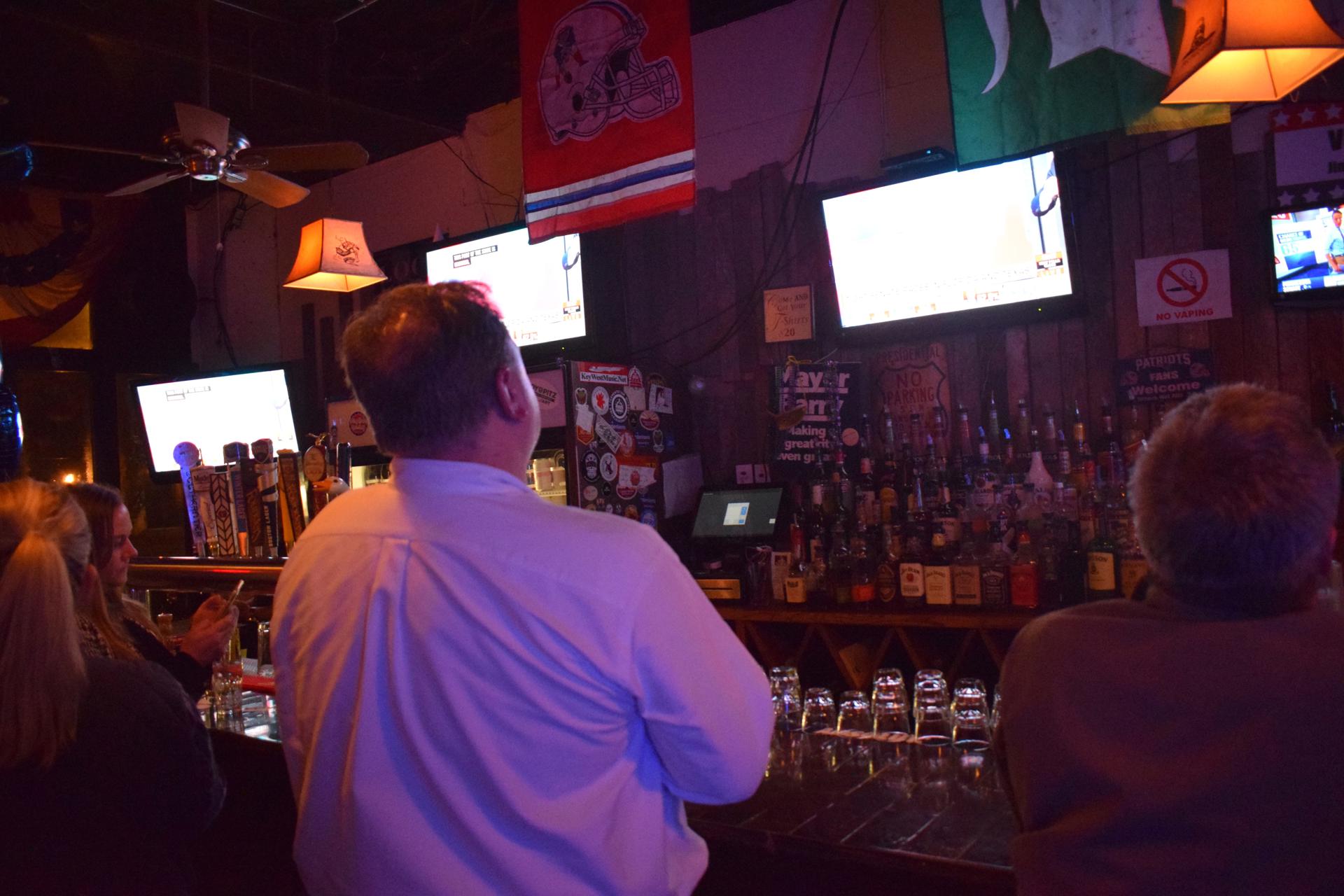 Bares de Washington ofrecen ofertas para trabajadores federales afectados por el cierre de Gobierno Bares de Washington ofrecen ofertas para trabajadores federales afectados por el cierre de Gobierno