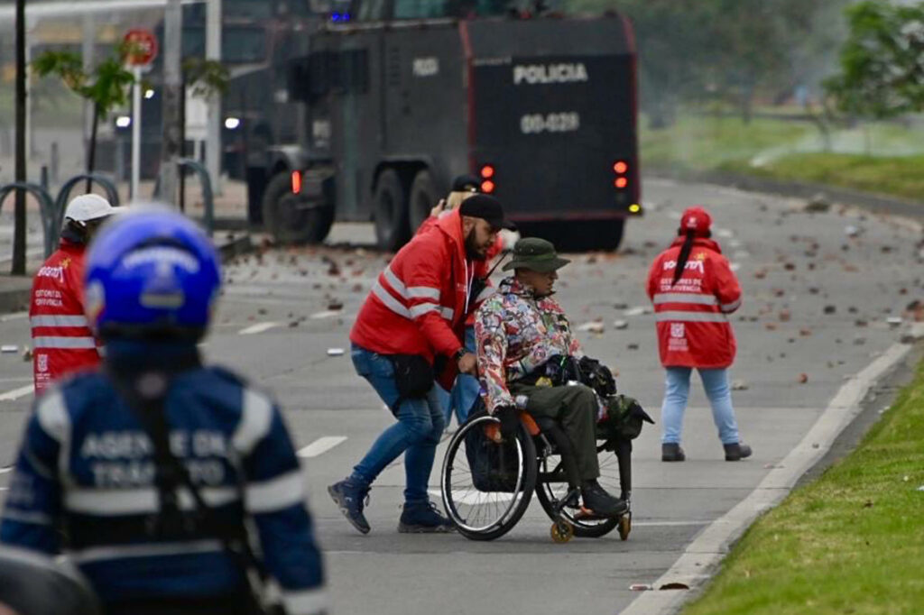 Indígenas hieren con flechas a cuatro policías en protesta ante Embajada de EE.UU. en Bogotá