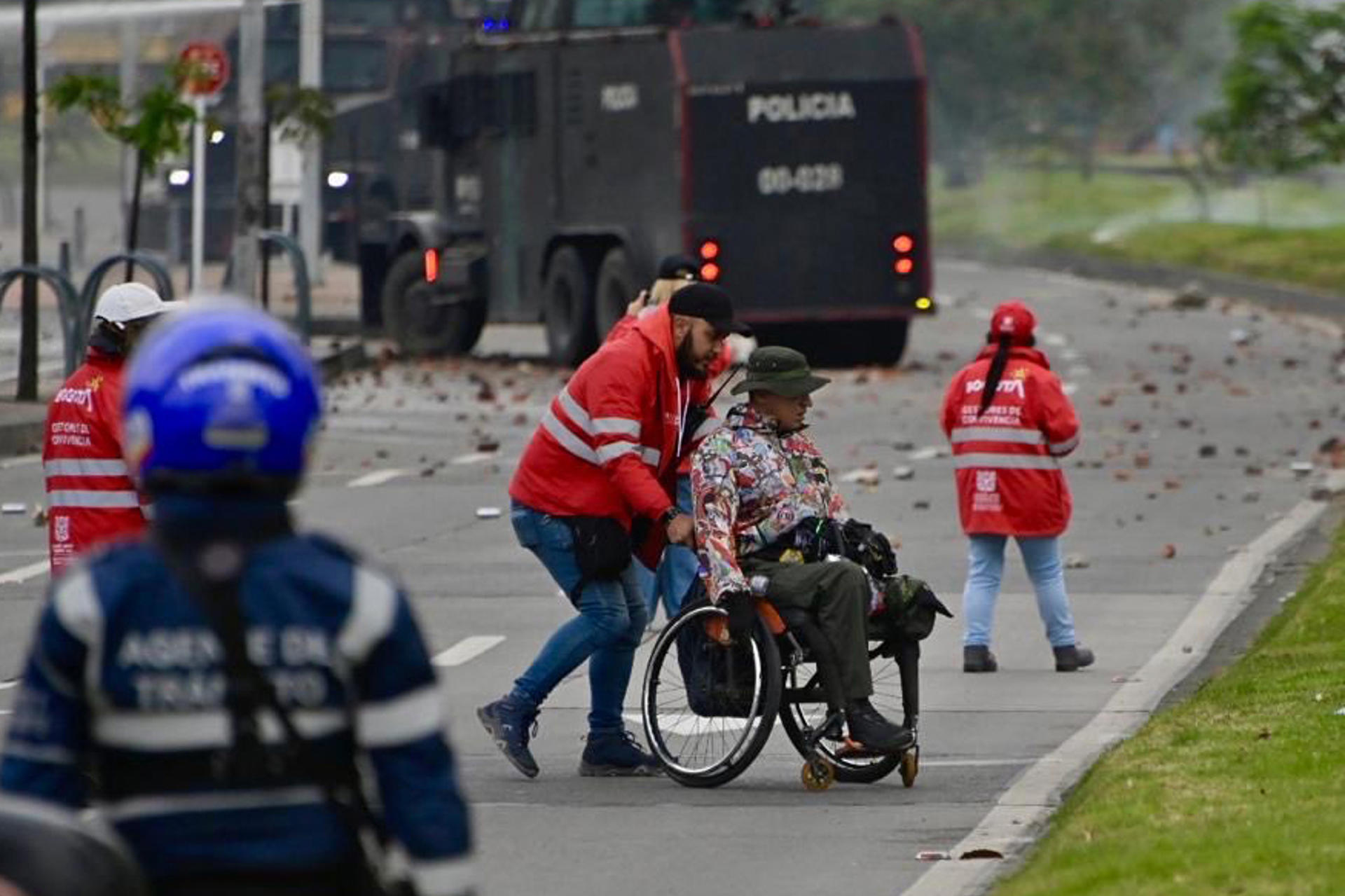 Indígenas hieren con flechas a cuatro policías en protesta ante Embajada de EE.UU. en Bogotá