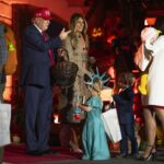 Trump y Melania entregan dulces a niños en la Casa Blanca Trump y Melania entregan dulces a niños en la Casa Blanca