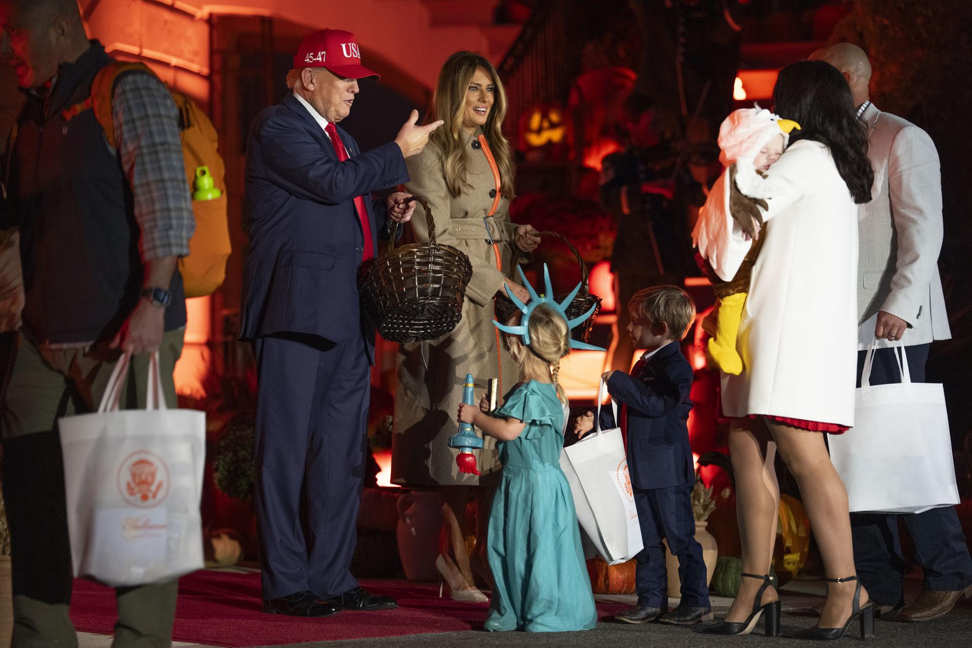Trump y Melania entregan dulces a niños en la Casa Blanca Trump y Melania entregan dulces a niños en la Casa Blanca
