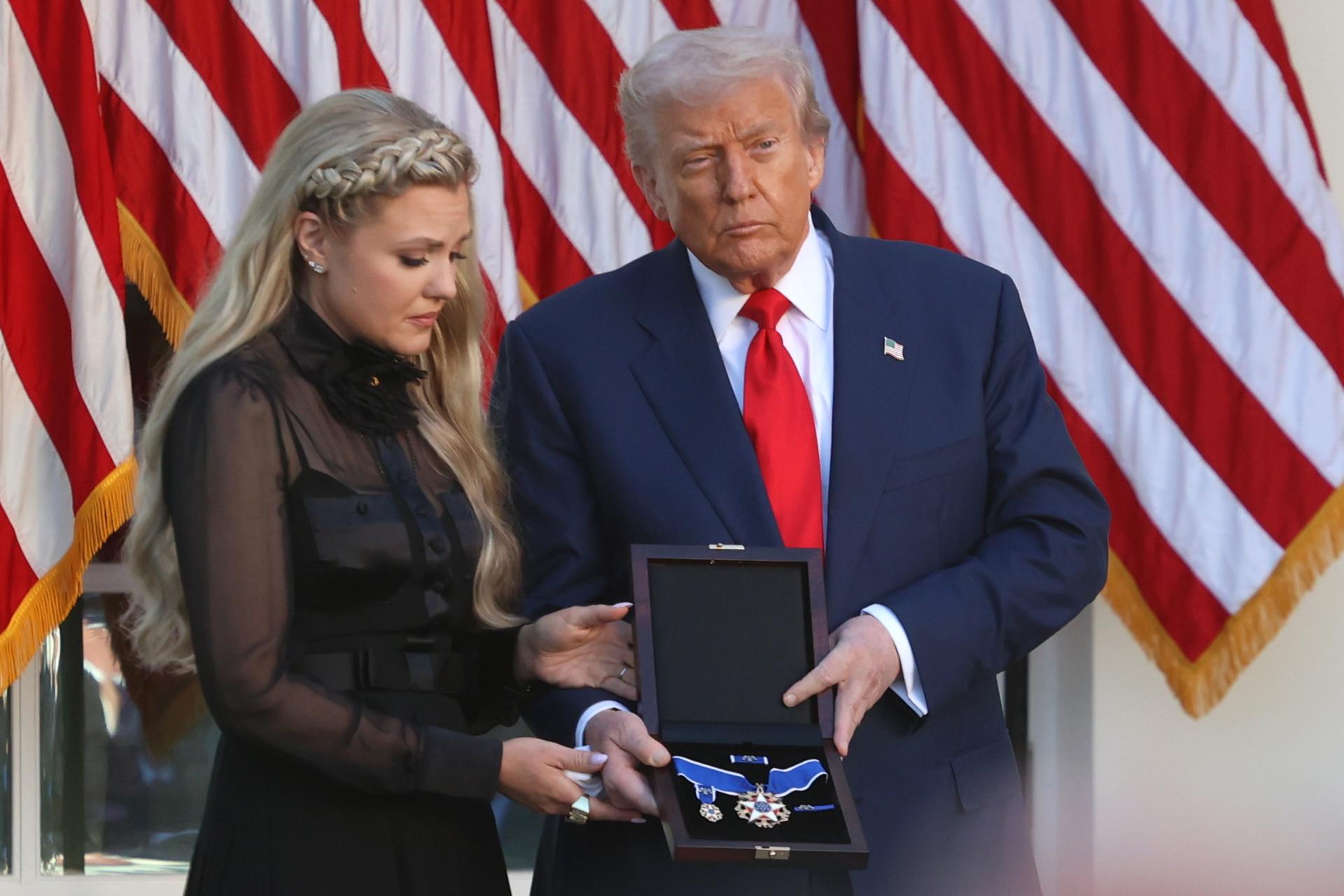 Trump entrega de forma póstuma la Medalla Presidencial de la Libertad a Charlie Kirk