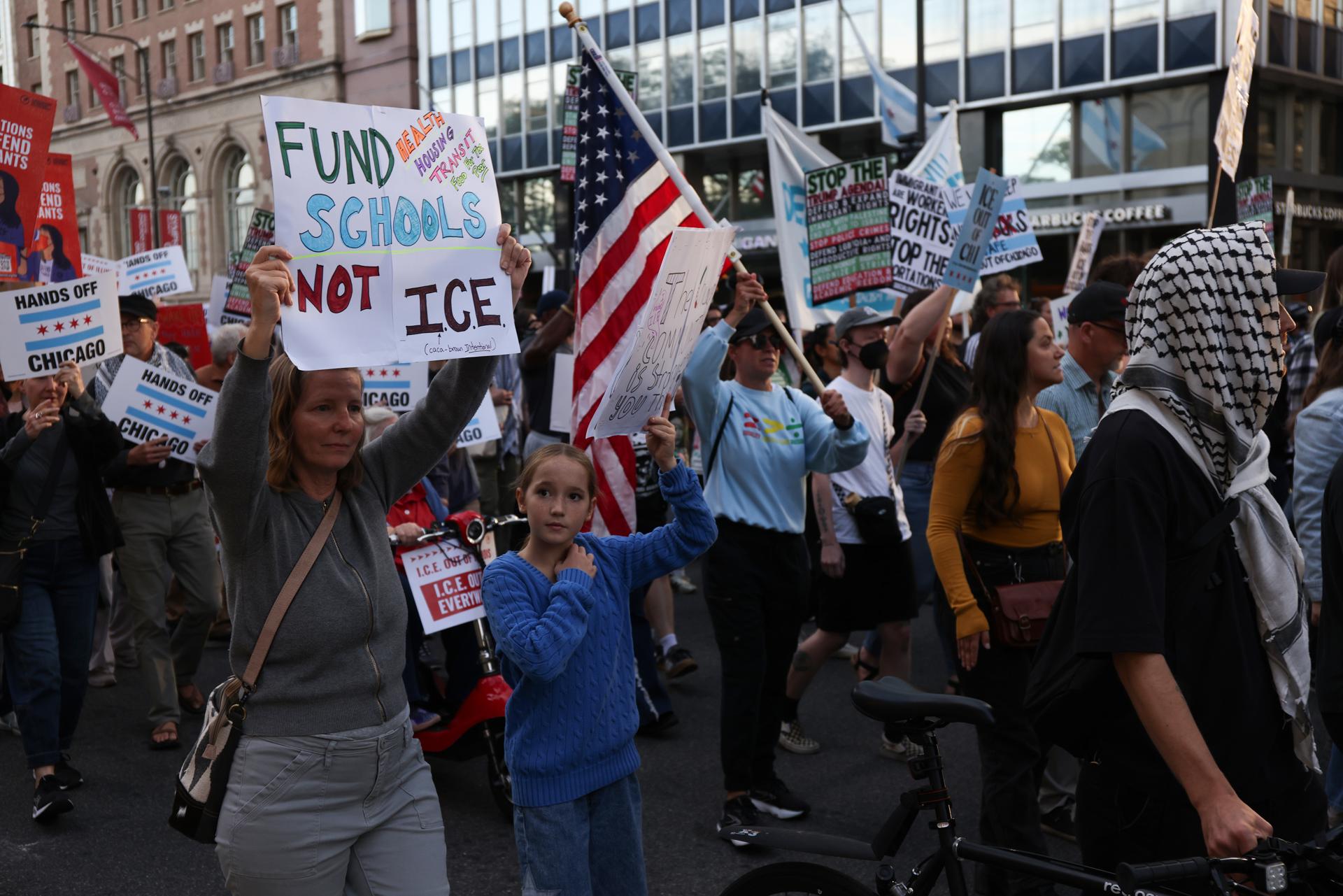 ICE detiene a más de 40 personas en Chicago durante operativo en vecindarios ICE detiene a más de 40 personas en Chicago durante operativo en vecindarios