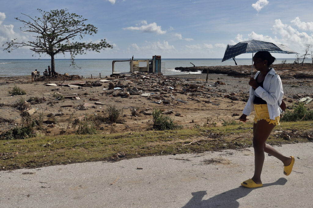 Subir al monte o esconderse en una cueva: sobrevivir a 'Melissa' en la "zona cero" de Cuba - a3ce27fa8efd85b9e227d63b23fa8edb5b916f76w-1024x683
