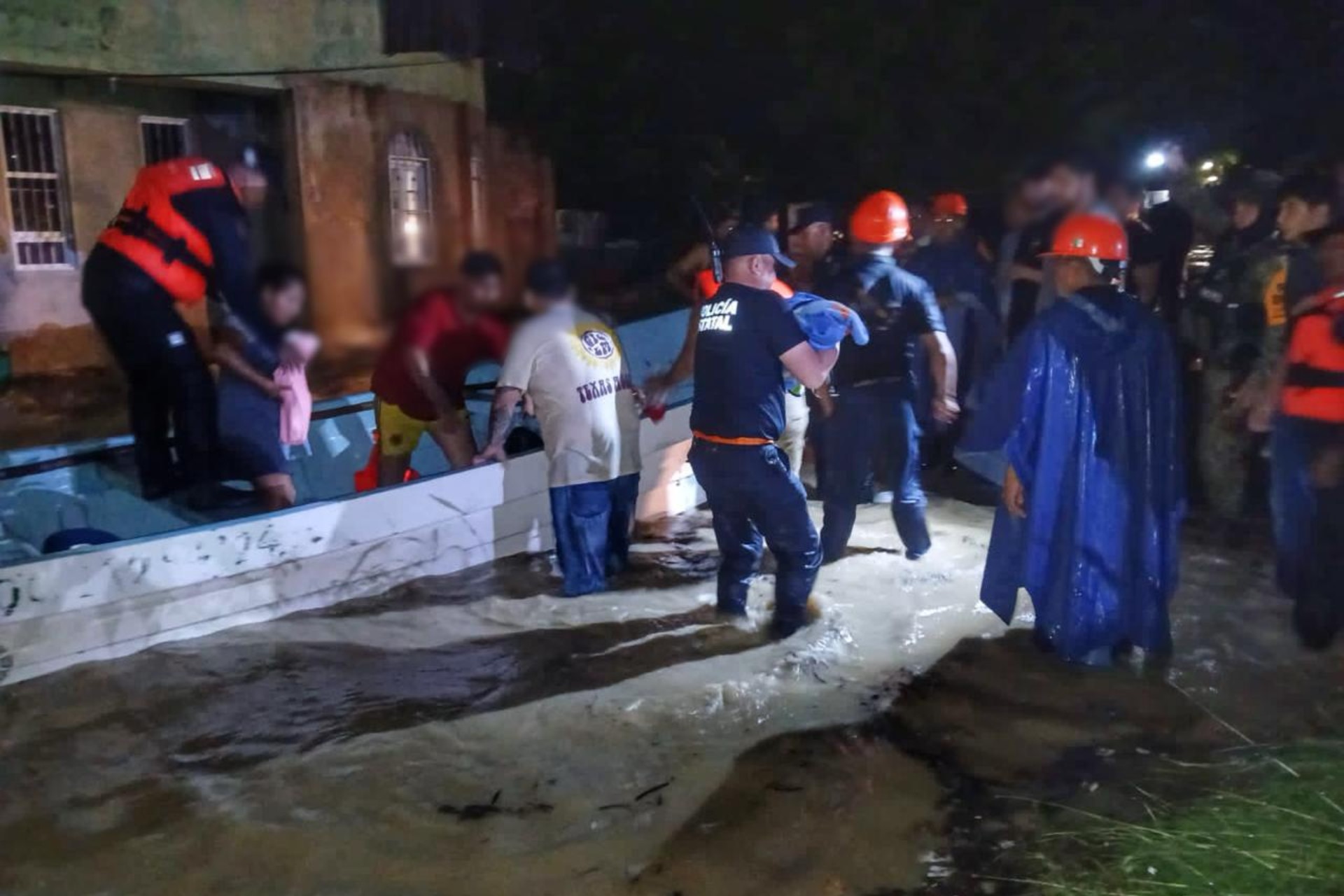 Rescatan a familia y bebé en Álamo, Veracruz, atrapados por las lluvias