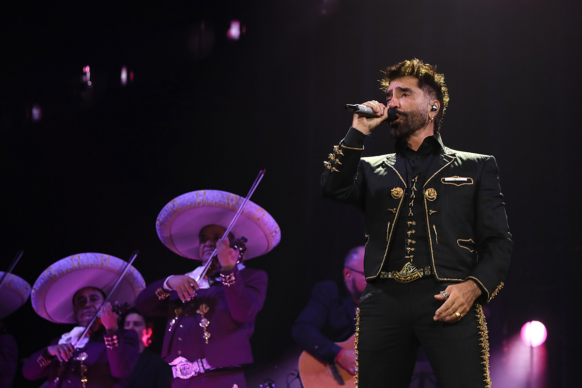 Alejandro Fernández rinde homenaje a su padre con ‘De Rey a Rey’ Alejandro Fernández rinde homenaje a su padre con ‘De Rey a Rey’