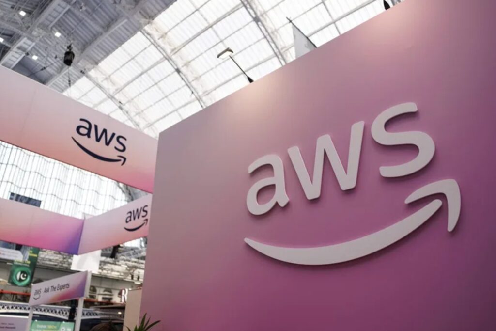 Amazon logra restablecer su servicio tras la caída que afectó a millones de usuarios - amazon-web-services-aws-1024x683