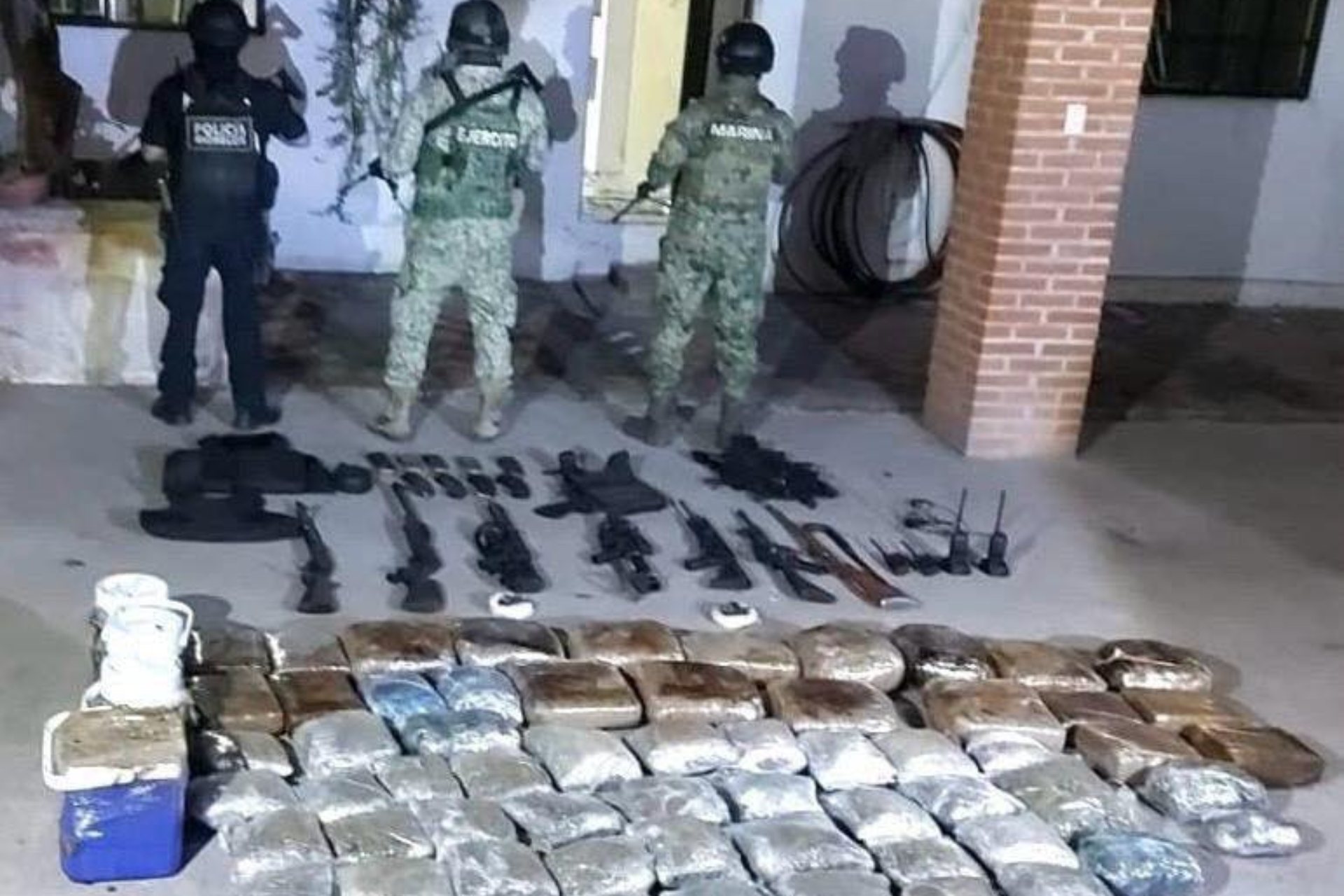 Aseguran armas y una cocineta para elaborar drogas sintéticas en Jonacatepec, Morelos