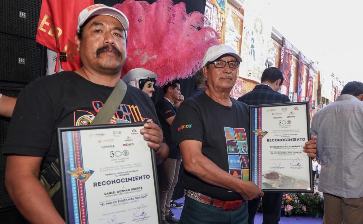 Tlaxcala logra tercer Récord Guinness con el pan de fiesta más grande del mundo - artesanos-y-tahoneros-que-hicieron-posible-el-record-guinness-por-el-pan-de-fiesta-mas-grande-del-mundo