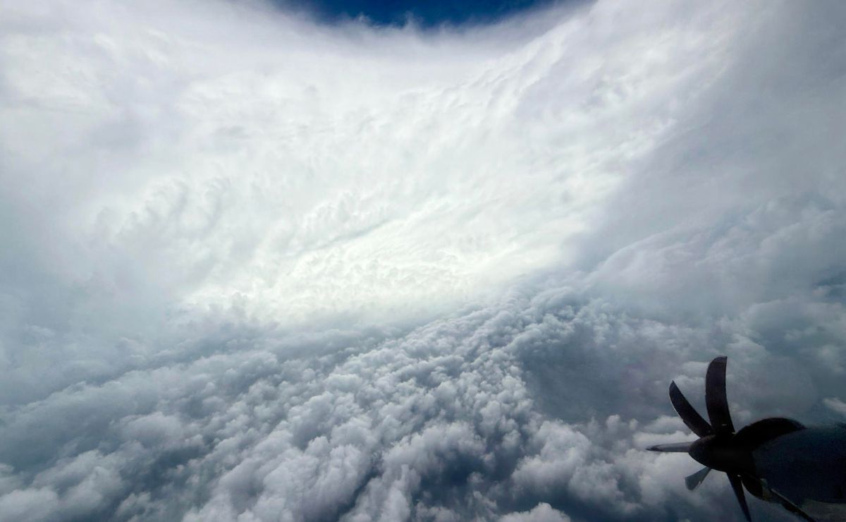 ¿Qué hay detrás de la intensidad de 'Melissa' y los nuevos huracanes? - avion-cazahuracanes-de-eeuu-en-ojo-de-melissa