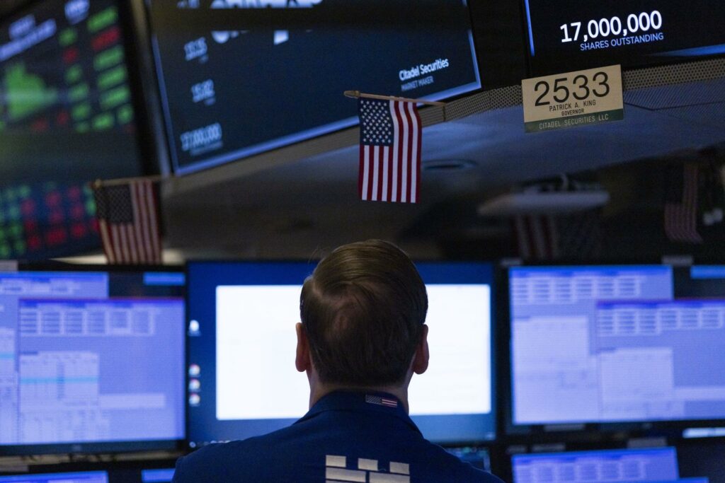Wall Street cierra la semana con pérdidas tras la amenaza de aranceles de Trump