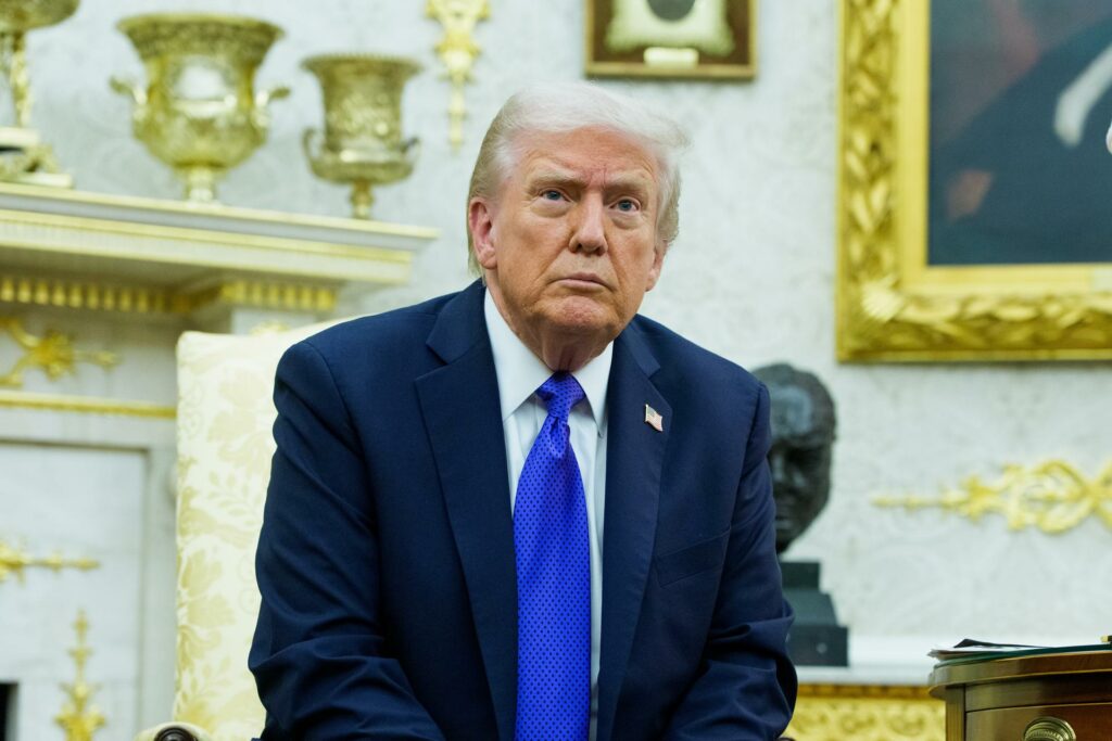 Trump busca restringir la atención médica específica para menores transgénero en EE.UU.