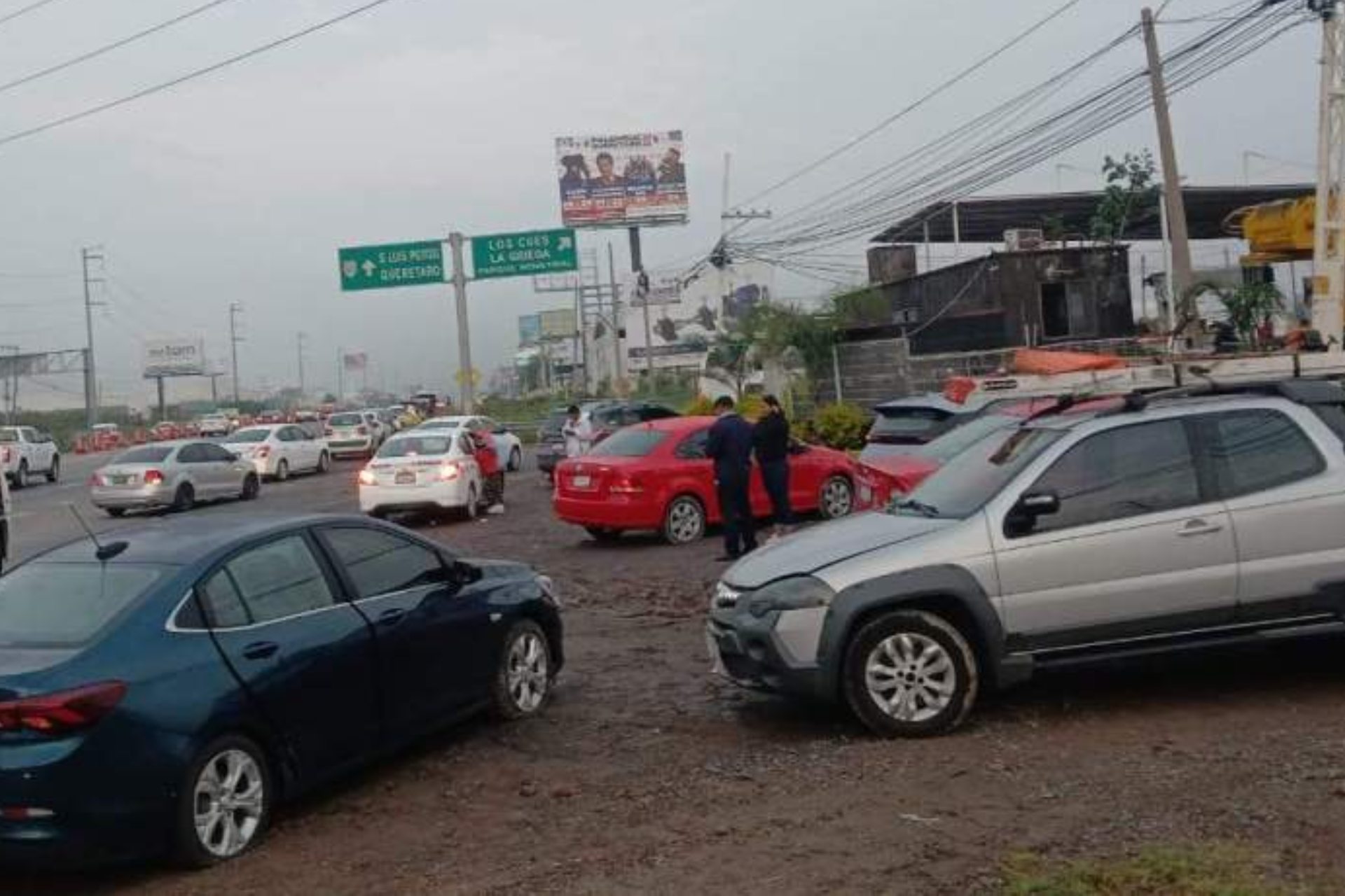 Al menos 20 autos dañados por baches en la autopista México Querétaro Al menos 20 autos dañados por baches en la autopista México Querétaro